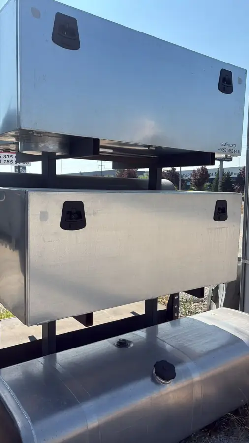 Emin Usta imzalı takım dolabı ve yakıt deposu